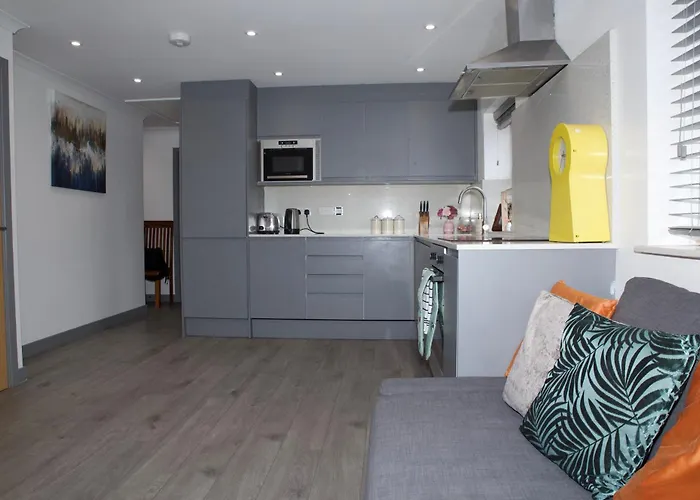 Spacious Modern 2 Bed Flat In City Centre